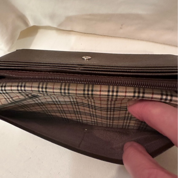 Burberry brown leather bifold wallet with COA, silver logo on outside. - Picture 4 of 9